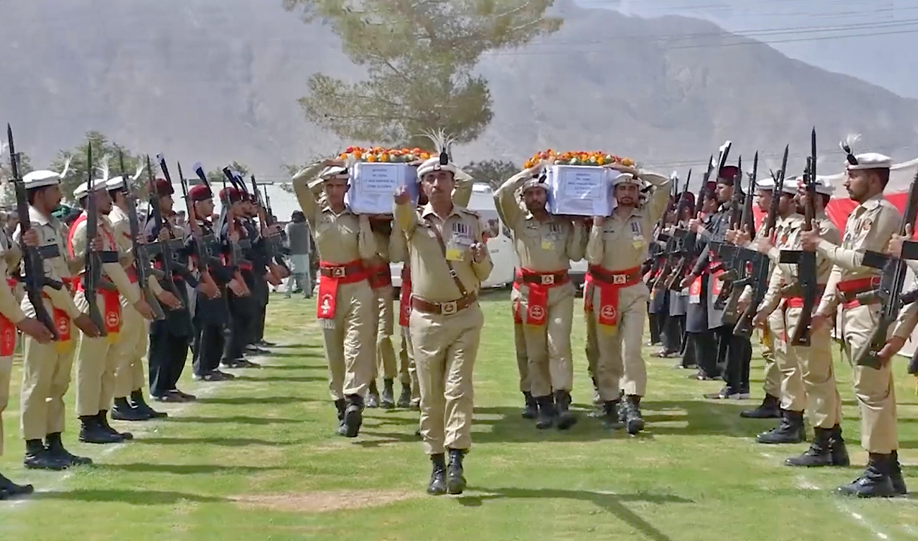 Pakistan soldiers carry caskets of Lt. Gen. Sarfaraz Ali and Brigadier Muhammad Khalid, who died in a helicopter crash on August 1, in Quetta, Balochistan, on August 3, 2022. (APP)