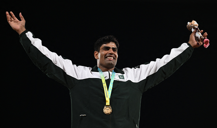 Gold medallist Pakistan's Arshad Nadeem poses during the medal ceremony for the men's javelin throw athletics event, in Birmingham on day ten of the Commonwealth Games in Birmingham, central England, on August 7, 2022. (AFP)