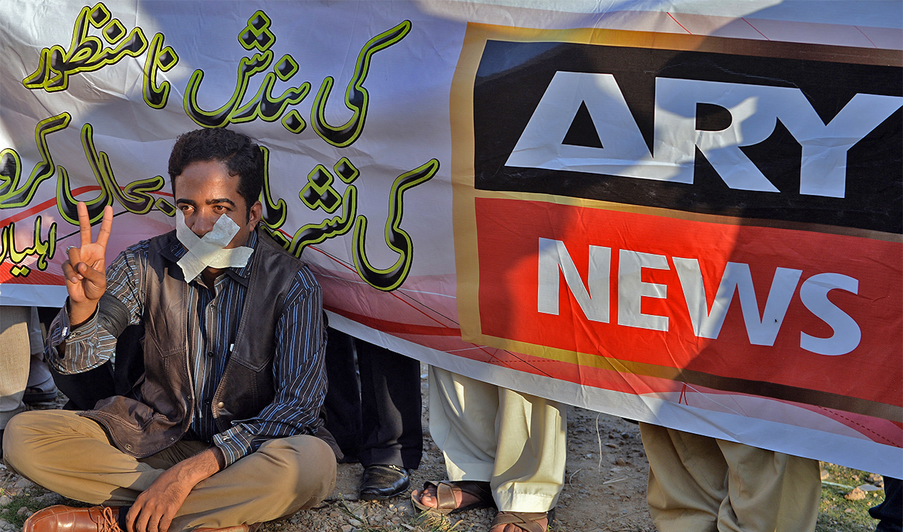 A Pakistani journalist gestures during a protest against the Pakistan Electronic Media Regulatory Authority in Islamabad, Pakistan, on October 21, 2014. (AFP/File)