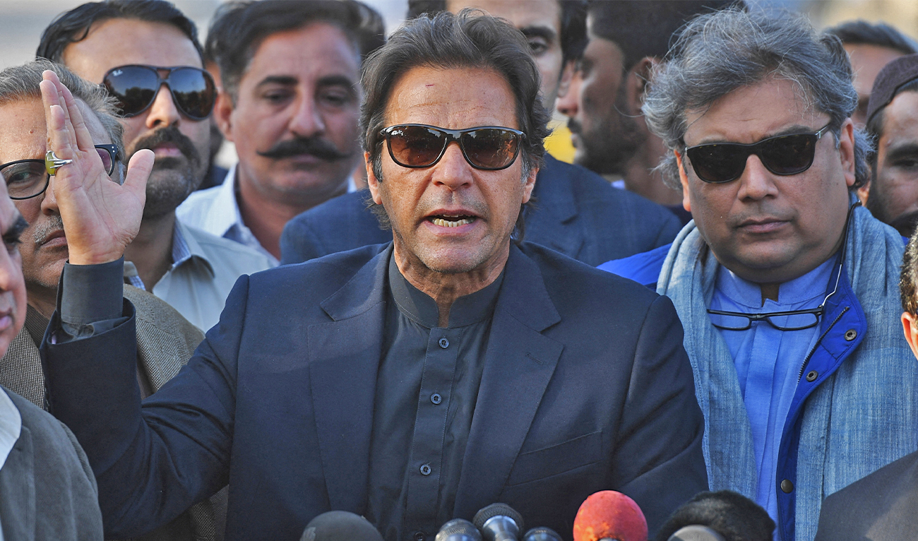 Pakistan's former prime minister Imran Khan (C) gestures as he addresses the media in Karachi, Pakistan, on December 15, 2017. (AFP/FIle)
