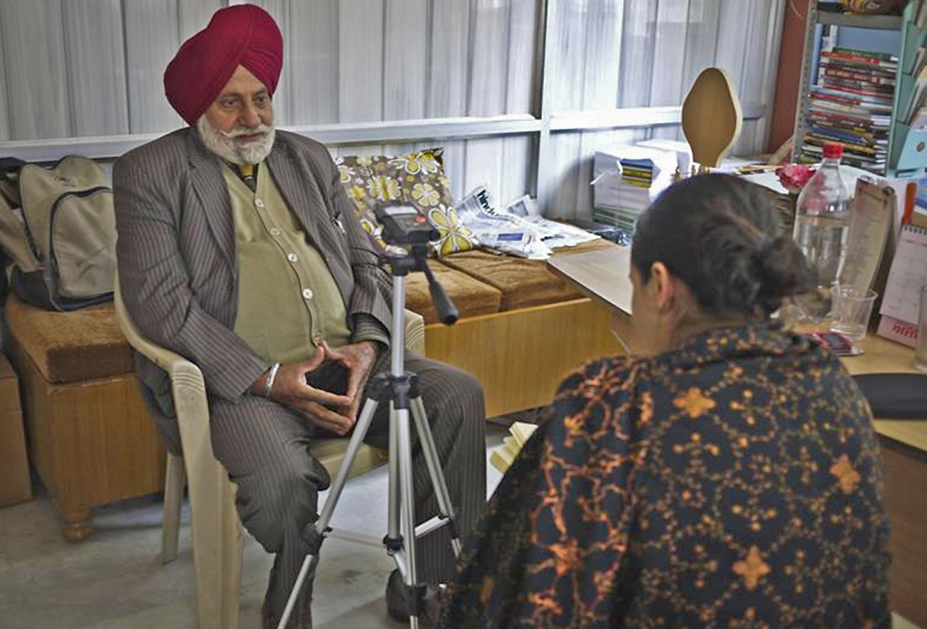 Guneeta Singh Bhalla, founder of The 1947 Partition Archive, interviewing a Partition survivor in Amritsar, India. (REUTRES)