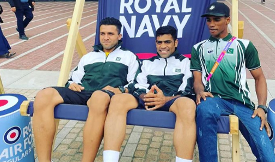 Pakistani boxers Suleman Baloch (C) and Nazeerullah Khan (L) pose for a photo in Birmingham, the United Kingdom on Aug 4, 2022. (Suleman Baloch Instagram)