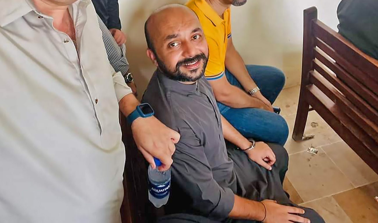 News director at ARY News, Ammad Yousaf, poses for a selfie after he was released by a court in Karachi, Pakistan, on August 11, 2022. (Social media)