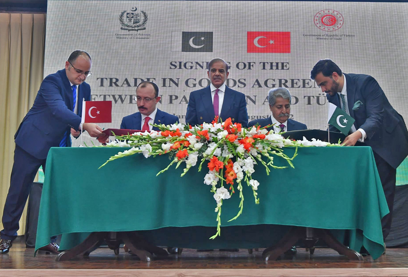 Pakistan Prime Minister, Shehbaz Sharif (center), oversee signing of goods trade agreement between Pakistan and Turkey in Islamabad, Pakistan, on August 12, 2022. (Naveed Qamar/Twitter)