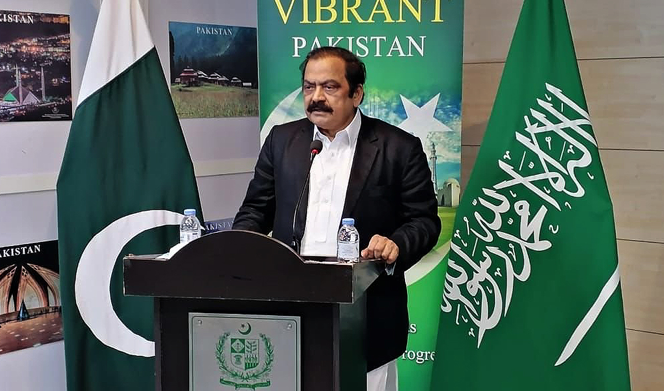 Pakistan's interior minister Rana Sanaullah addresses the expats at the Consulate General of Pakistan in Jeddah, Saudi Arabia on August 16, 2022. (APP)