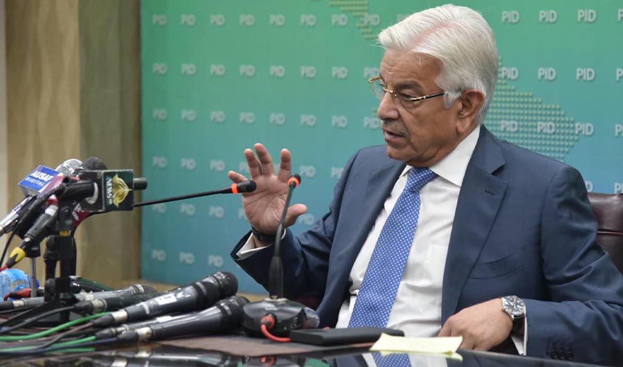 Pakistani defense minister Khawaja Asif addressing a press conference in Islamabad on August 17, 2022. (PID)