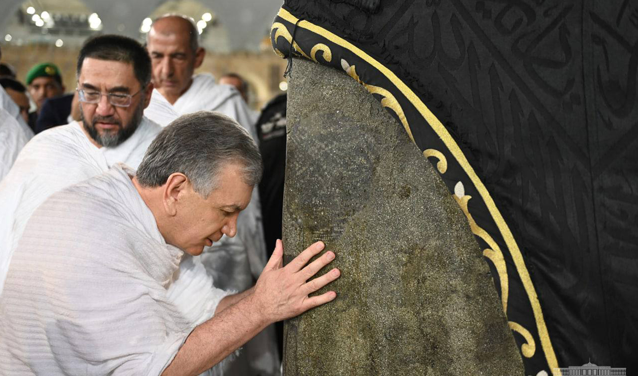 The President of the Republic of Uzbekistan Shavkat Mirziyoyev performs Umrah on August 18, 2022. (Twitter/president_uz)