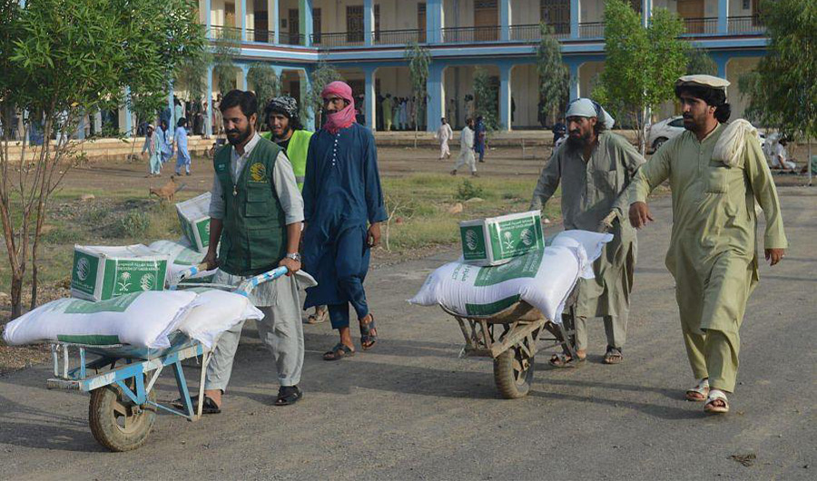 King Salman Humanitarian Aid and Relief Center (KSrelief) workers distribute food baskets in Pakistan’s northwestern Khyber Pakhtunkhwa province on Aug 19, 2022. (SPA)