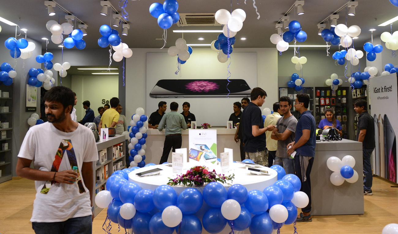Indian customers wait to buy the new Apple iPhone 6 at the Unicorn Infosolutions Apple Premium Reseller store in Ahmedabad early on October 17, 2014. (AFP/File)