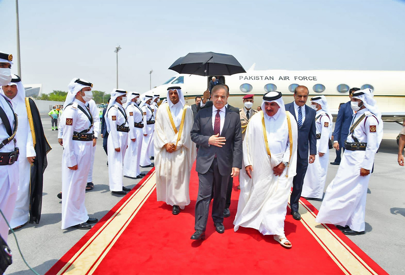 Qatari officials receive Pakistan Prime Minister Shehbaz Sharif (first left) in Doha, Qatar, on August 23, 2022. (PM Office)