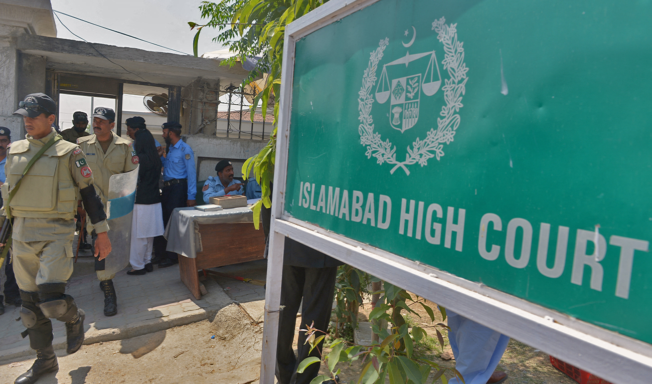 Pakistani paramilitary soldiers leave from the high court in Islamabad, Pakistan, on April 18, 2013. (AFP/File)