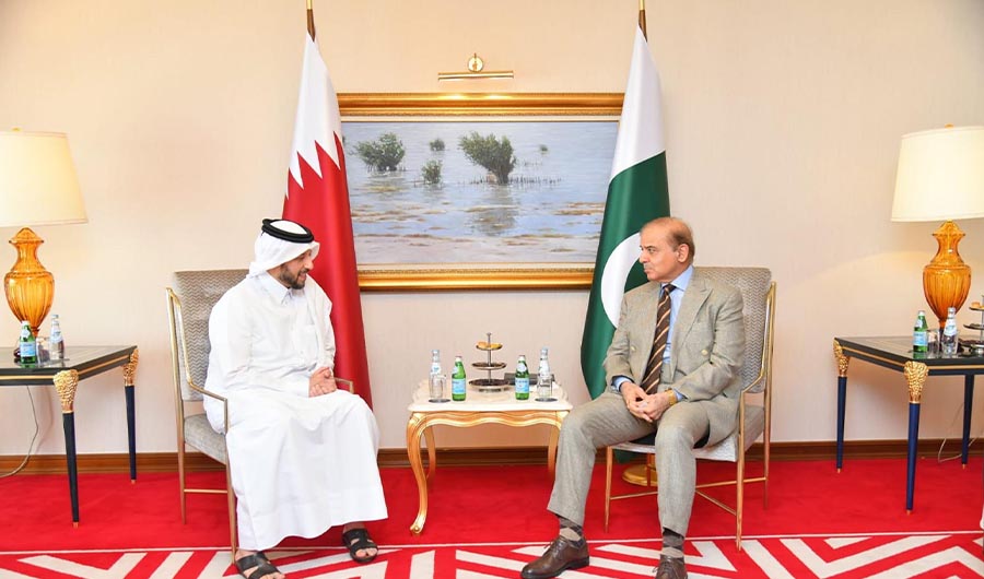 Mansour Mehmoud, CEO of Qatar Investment Authority (L) speaks to Pakistan's Prime Minister Shehbaz Sharif in Doha, Qatar on August 23, 2022. (PID)