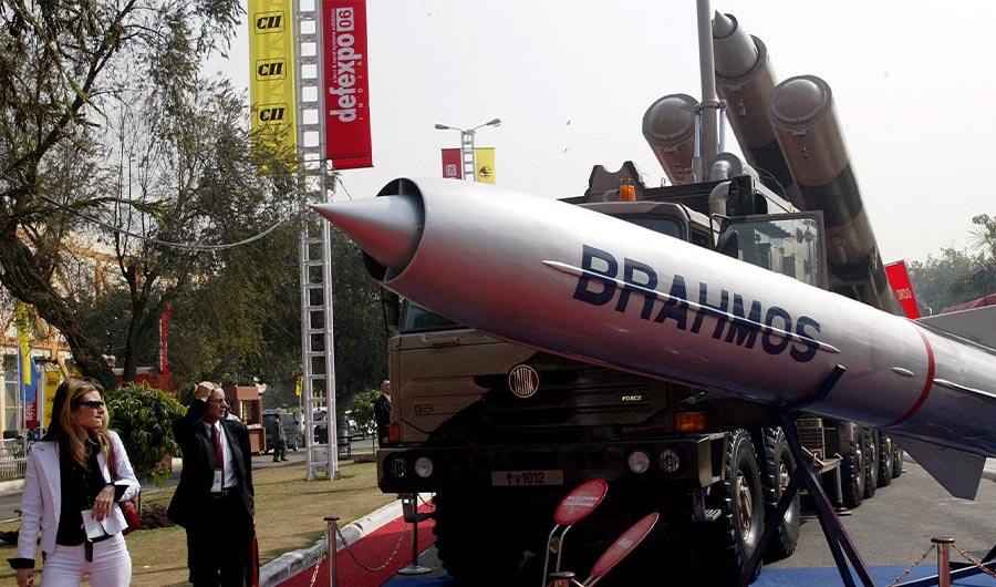 Foreign delegates look at a Brahmos missile on display during the Fourth Defence Expo in New Delhi, 31 January 2006. (AFP/FILE)