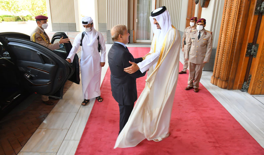 Pakistani Prime Minister Shehbaz Sharif received by Qatar’s Emir Sheikh Tamim bin Hamad Al-Thani at Dewan-e-Ameeri in Doha, Qatar on Aug 24, 2022. (PID)