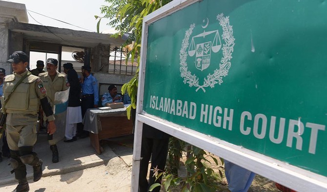 Pakistani paramilitary soldiers leave the high court in Islamabad on April 18, 2013. (AFP/FILE)