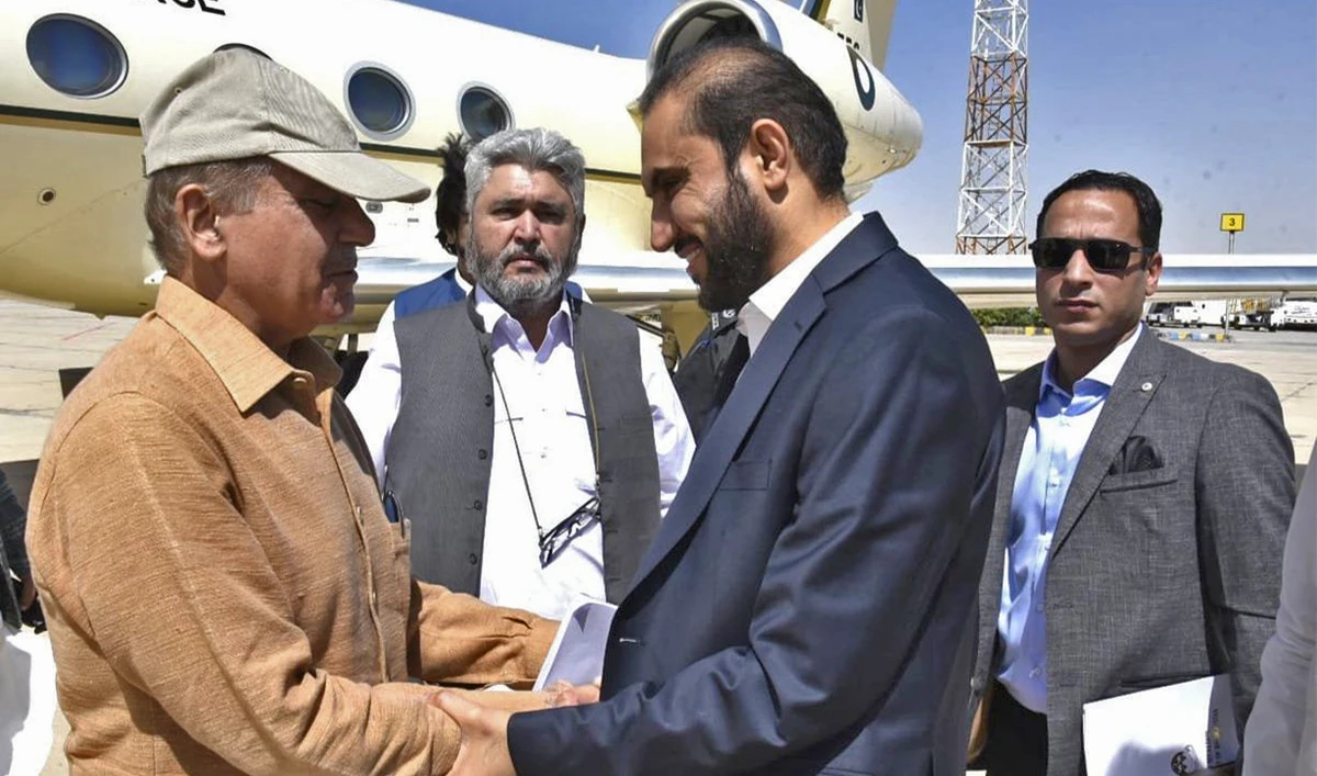 Balochistan Chief Minister Abdul Quddus Bizenjo (right) receives Prime Minister Shehbaz Sharif during a day-long visit to Quetta, Pakistan, to oversee relief operations in the flood-affected areas on August 1, 2022. (APP)