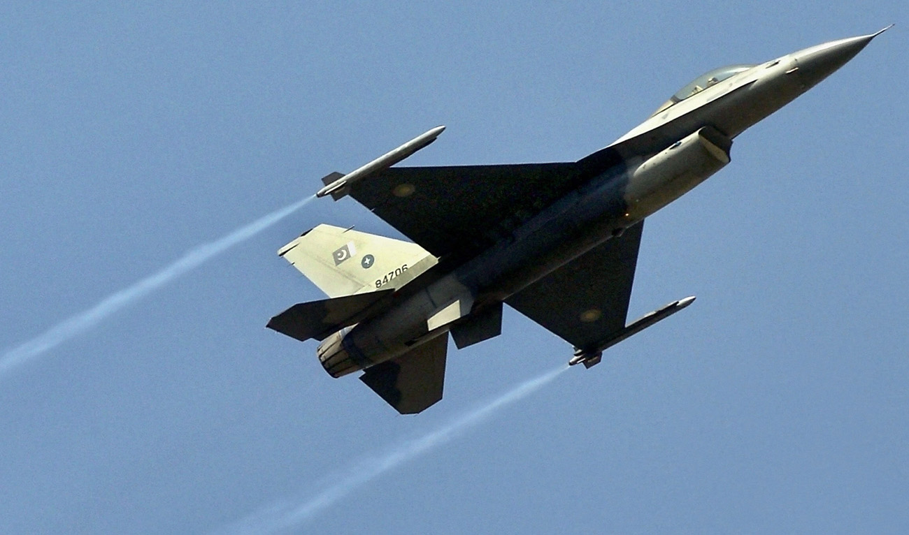 A Pakistani Air Force F16 fighter jet pilot displays his skills during a full-dress rehearsal for the forthcoming National Day celebrations in Islamabad, 20 March 2005. (AFP/File)