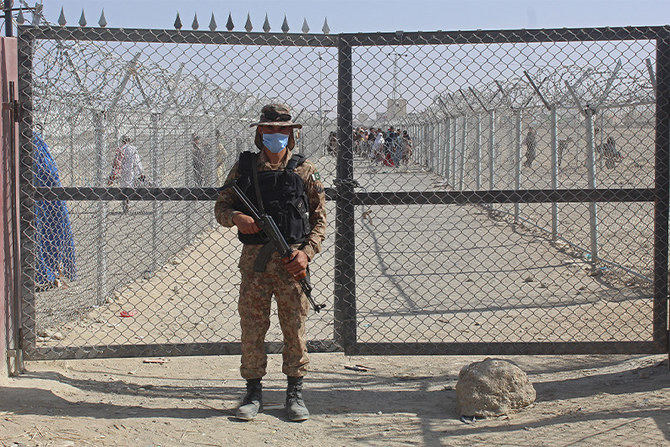 A Pakistani soldier stands guard at the Pakistan-Afghanistan border crossing point in Chaman on August 20, 2021. (AFP/FILE)