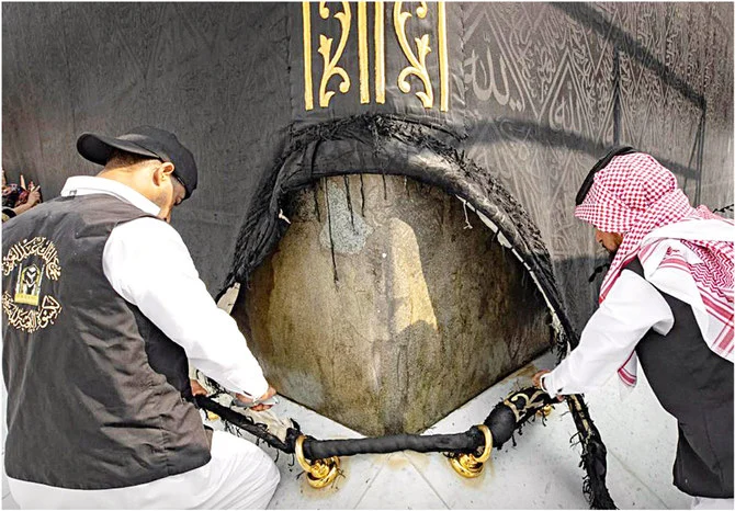 The Grand Mosque’s Kiswa Maintenance Department carries out work on September 14, 2022, to maintain the Kiswa that covers the Kaaba, fixing its edges and tightening the belt that surrounds it. (SPA)