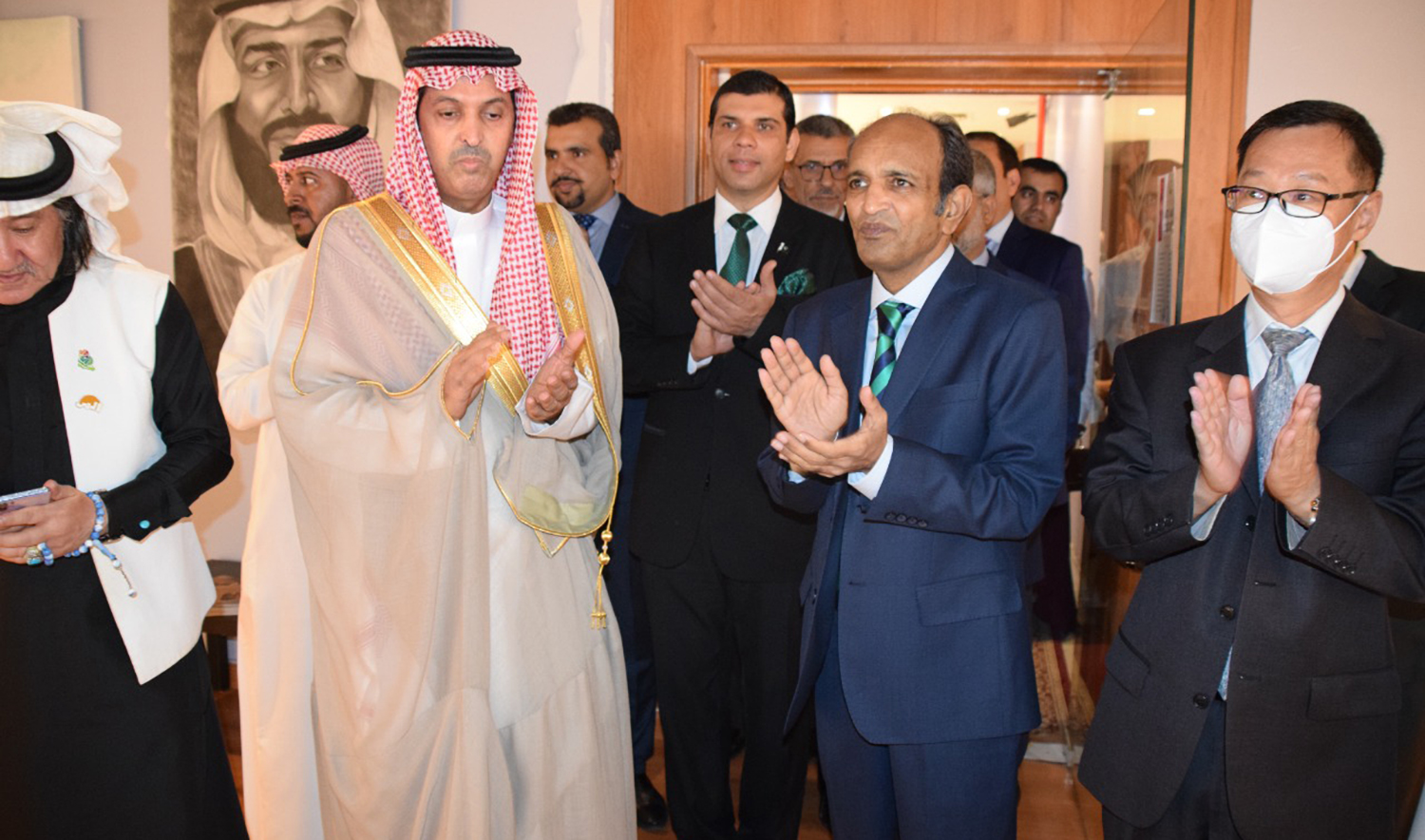 High-profile diplomats, leading Pakistani and Saudi entrepreneurs, a cross-section of Pakistani and Saudi community members clap during an event in Jeddah. (Photo courtesy: Pakistan Consulate General Jeddah)