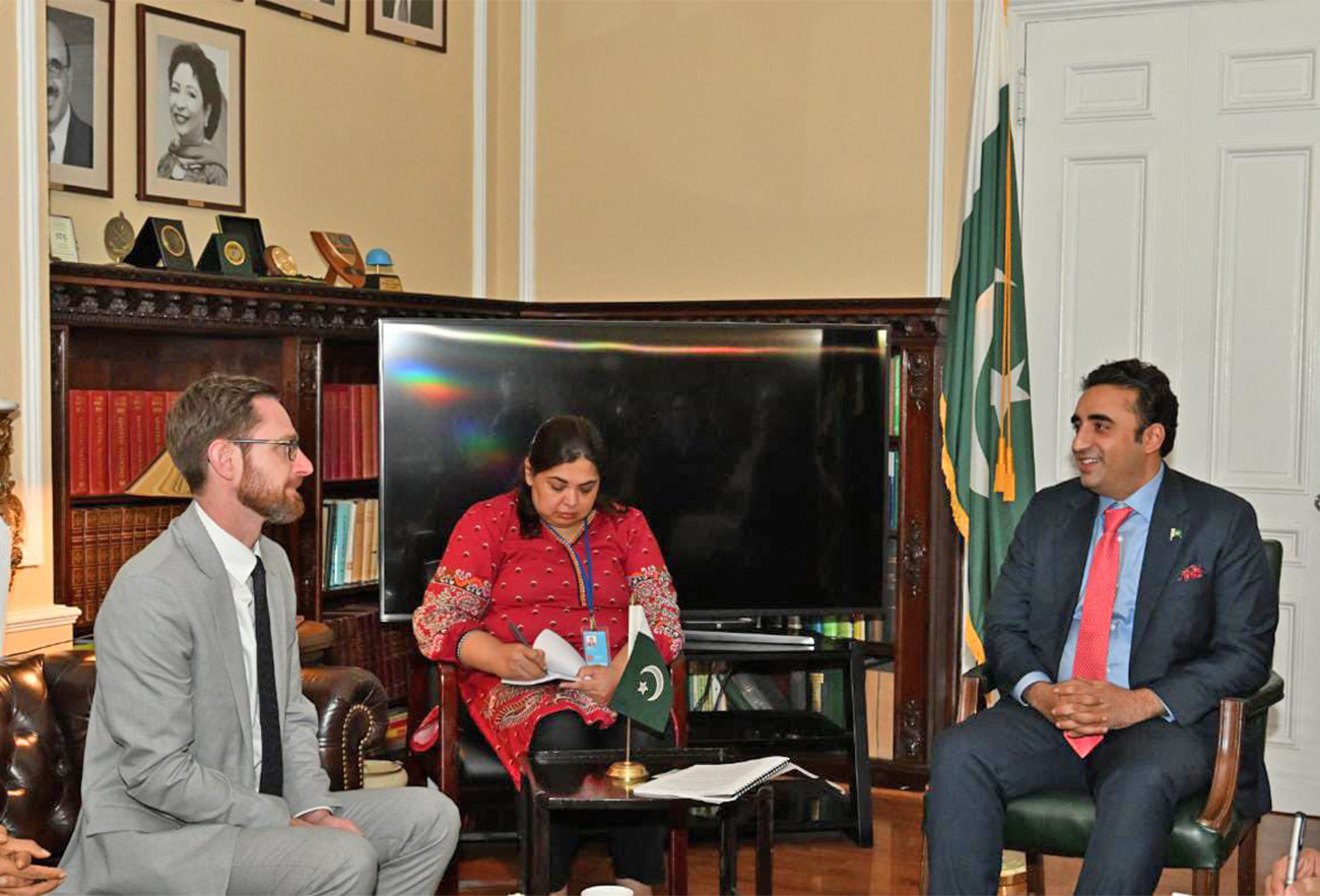 Pakistan's foreign minister Bilawal Bhutto-Zardari (right) meets US Special Representative for Afghanistan, Thomas West (left), in New York, US, on September 20, 2022. (@BBhuttoZardari/Twitter)