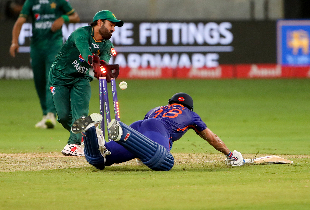 India's Virat Kohli (R) gets runout by Pakistan's Asif Ali (not pictured) during the Asia Cup Twenty20 international cricket Super Four match between India and Pakistan at the Dubai International Cricket Stadium in Dubai on September 4, 2022. (AFP/)