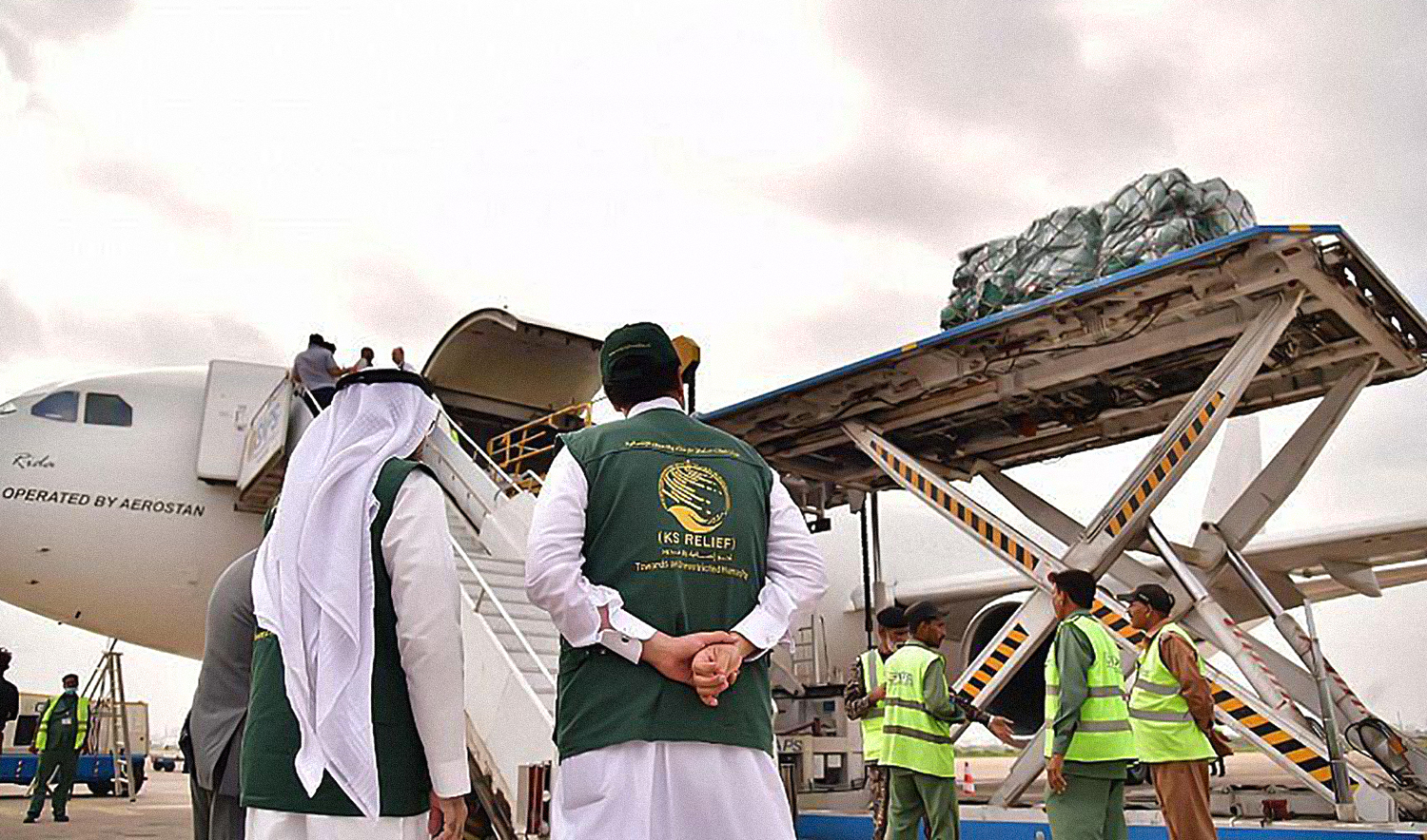 Officials of King Salman Humanitarian Aid and Relief Center can be seen at the Jinnah International Airport in Karachi, Pakistan, after the arrival of two planes carrying flood aid from Saudi Arabia on September 22, 2022. (SPA)