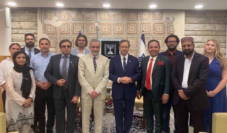 Pakistani delegation pose for a group photo with Israel's President Isaac Herzog in Israel on Sep 23, 2022. (@sharakango/Twitter)