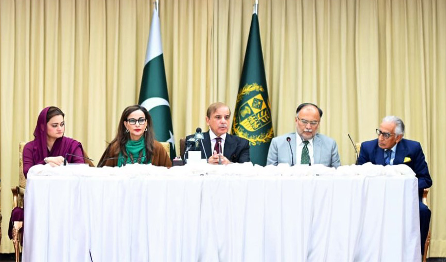 Pakistani Prime Minister Shehbaz Sharif (C) addresses a press conference in Islamabad on September 27, 2022. (Govt of Pakistan/Twitter)