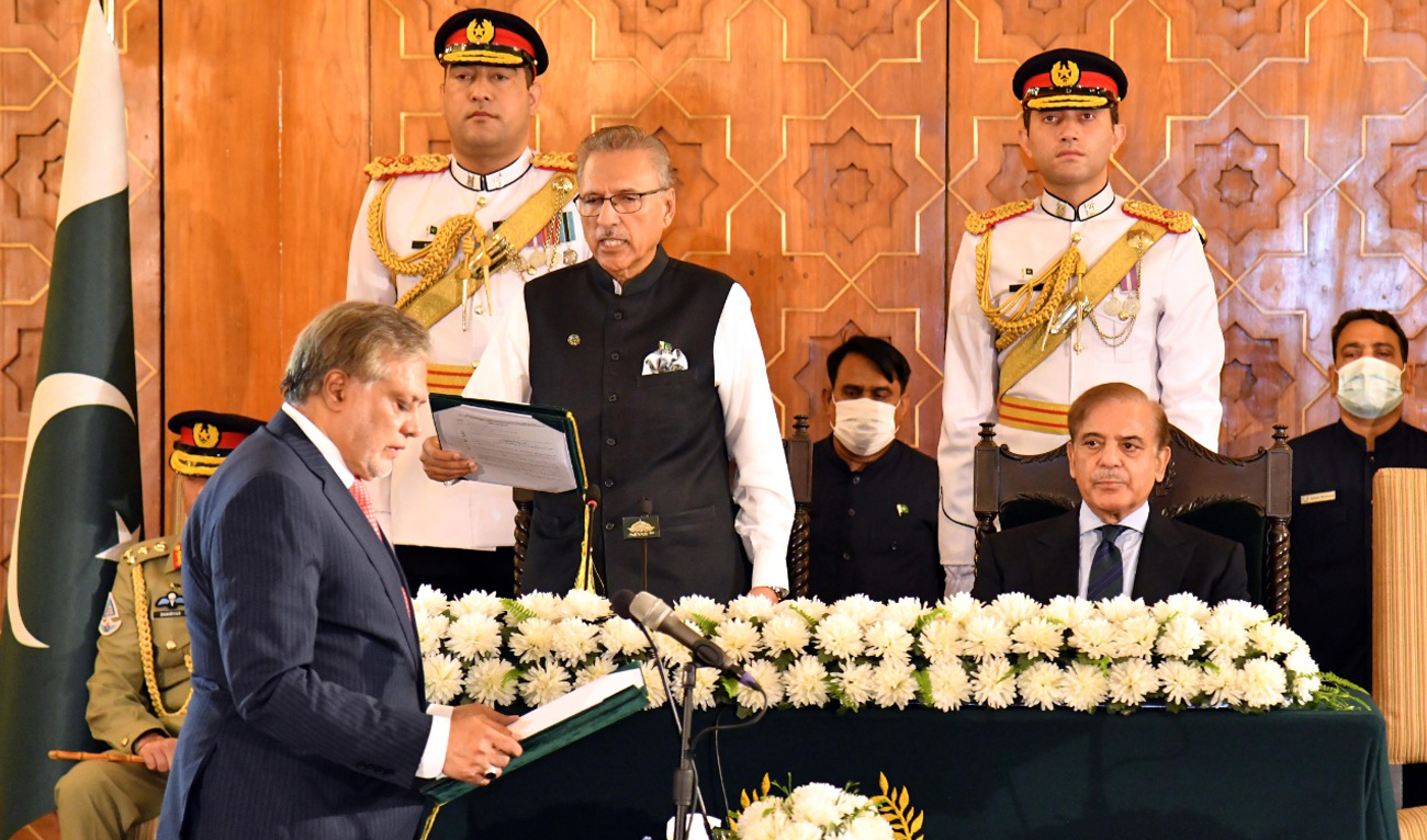 President Dr Arif Alvi administers the oath of office to Senator Ishaq Dar as Federal Minister, at the President House in Islamabad, Pakistan on September 28, 2022. (Government of Pakistan)