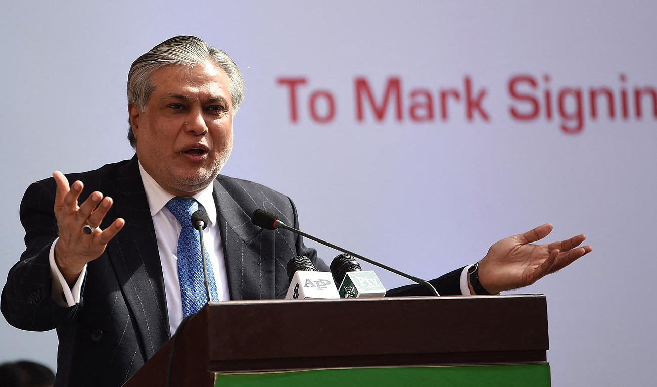 Pakistan's incumbent finance minister Ishaq Dar delivers a speech after a share purchase agreement signing with Chinese consortium at the Pakistan Stock Exchange (PSX) in Karachi on January 20, 2017. (AFP/File)