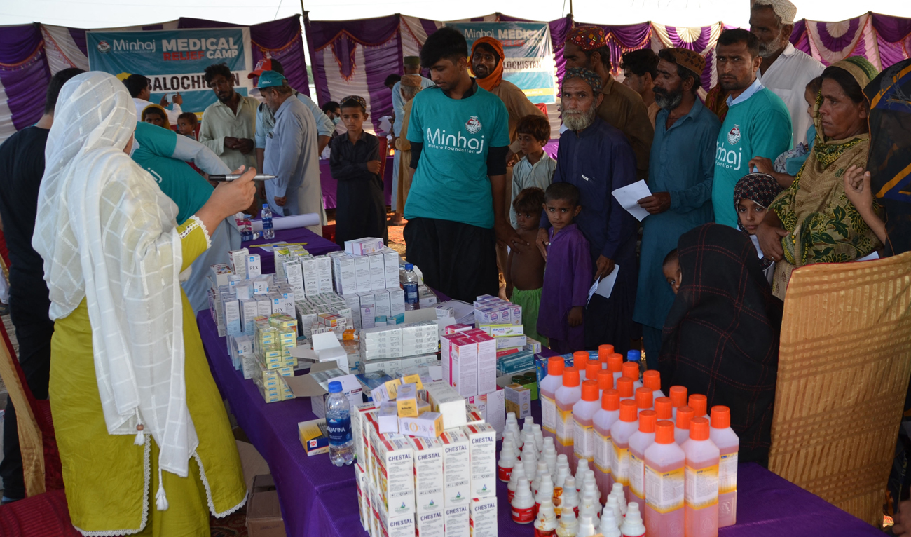 Internally displaced flood-affected people gather in a medical camp in a flood-hit area following heavy rains in Dera Allah Yar town in Jaffarabad district, Balochistan province, on September 6, 2022. (AFP)
