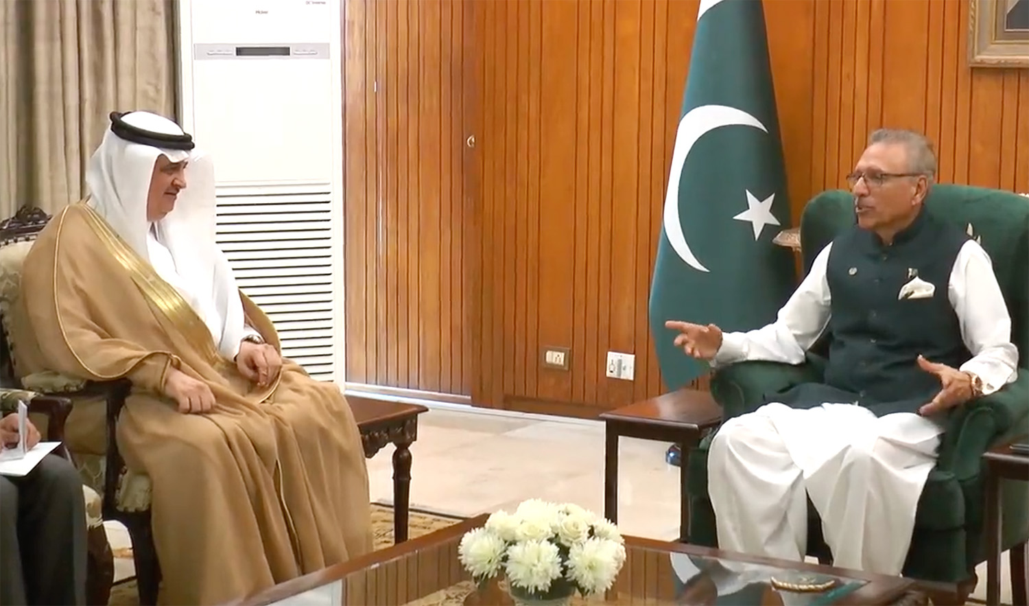 Pakistan President Dr. Arif Alvi, right, meets Saudi Ambassador Nawaf bin Said Al-Malki on September 30, 2022. (Photo courtesy: @PresOfPakistan/Twitter)