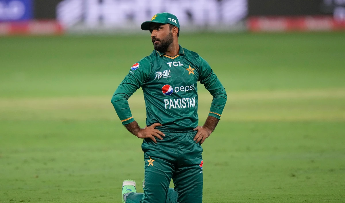 Pakistan's Fakhar Zaman reacts after missing to take the catch of India's Virat Kohli during the T20 cricket match of Asia Cup in Dubai, UAE on August 28, 2022. (AP)