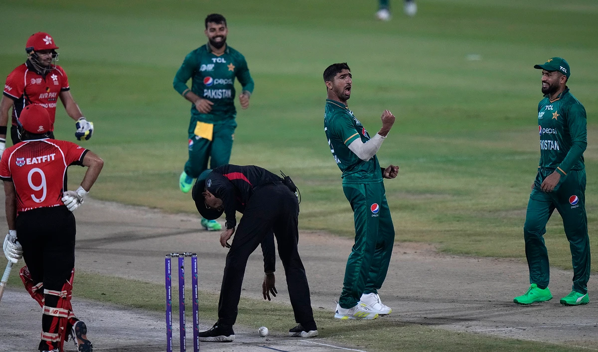 Pakistan's Shahnawaz Dahani, second right, celebrates after taking the wicket of Hong Kong's Yasim Murtaza during the T20 cricket match of Asia Cup between Pakistan and Hong Kong, in Sharjah, UAE, on September 2, 2022. (AP)