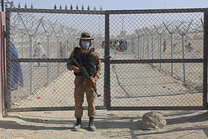 A Pakistani soldier stands guard at the Pakistan-Afghanistan border crossing point in Chaman on August 20, 2021. (AFP/FILE)