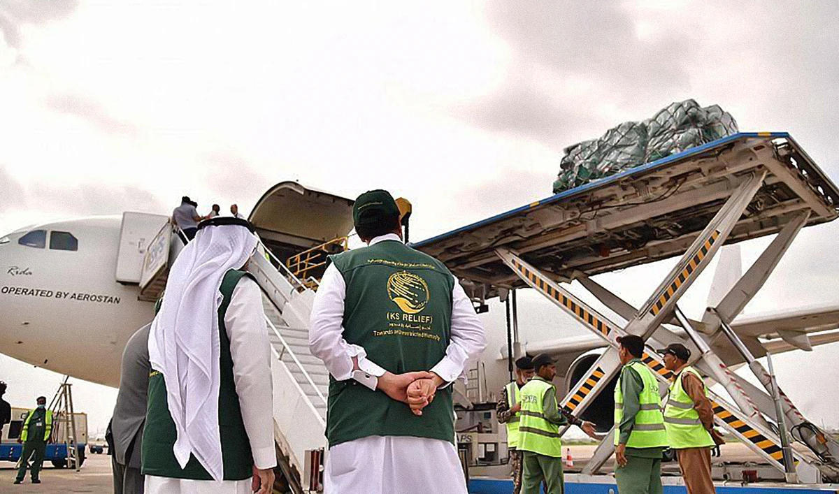 Officials of King Salman Humanitarian Aid and Relief Center can be seen at the Jinnah International Airport in Karachi, Pakistan, after the arrival of two planes carrying flood aid from Saudi Arabia on September 22, 2022. (SPA)