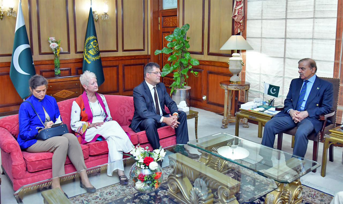 Pakistan Prime Minister Shehbaz Sharif (right) meets European Commissioner for Crisis Management, Janez Lenarčič, (third from left) at Prime Minister Office in Islamabad, Pakistan, on October 4, 2022. (APP)