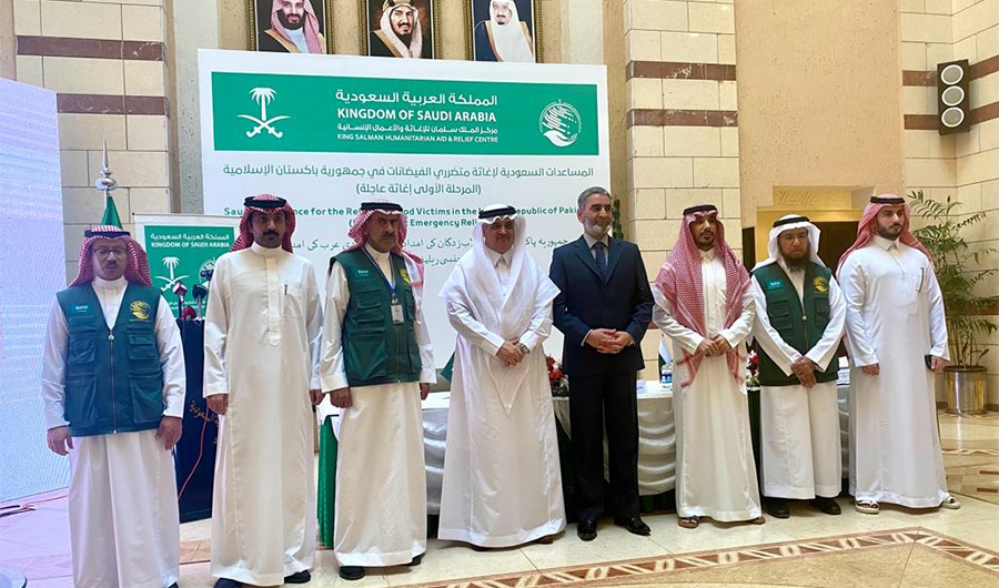 A group photo of Saudi ambassador Nawaf bin Said Al-Malki (4th L) and National Disaster Management Authority Chairman Lieutenant General Akhtar Nawaz (4th R) with KSRelief officials in Islamabad, Pakistan, on October 4, 2022. (AN Photo)