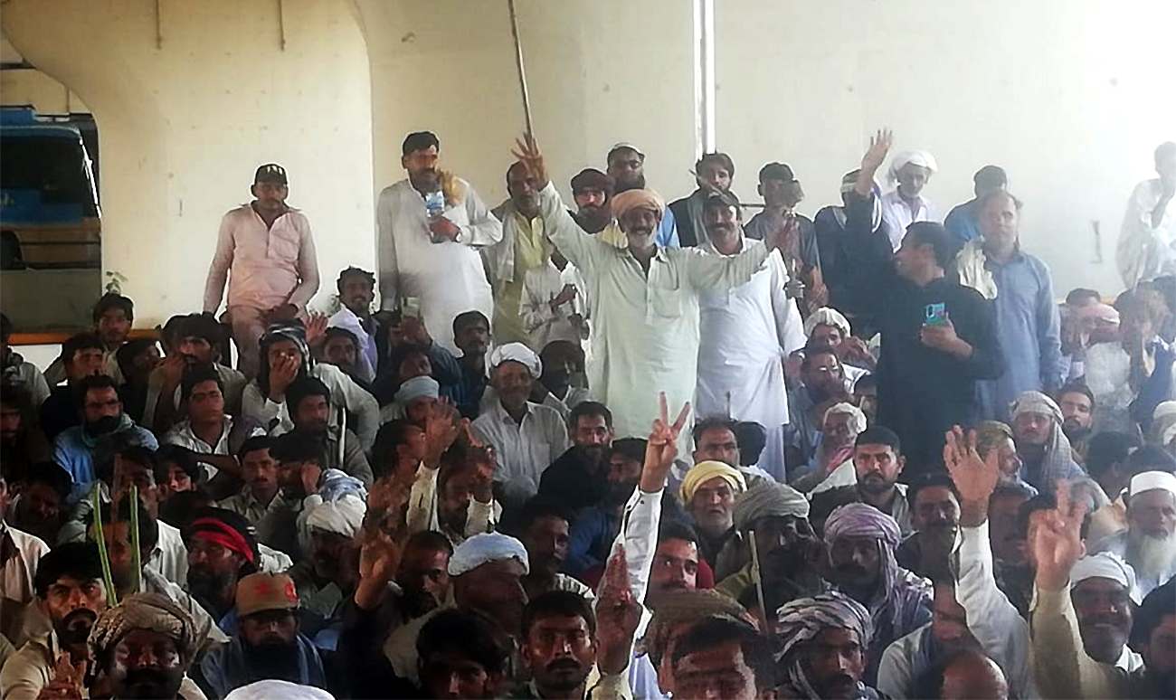 Protesting farmers flash a victory sign in Islamabad, Pakistan, on September 29, 2022. (@kissan_pakistan/Twitter)