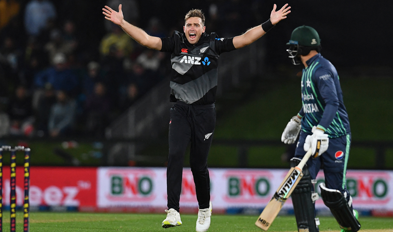 New Zealand's Tim Southee (L) shouts an unsuccessful appeal against Pakistan's Babar Azam during the second cricket match between New Zealand and Pakistan in the Twenty20 tri-series at Hagley Oval in Christchurch on October 8, 2022. (AFP)