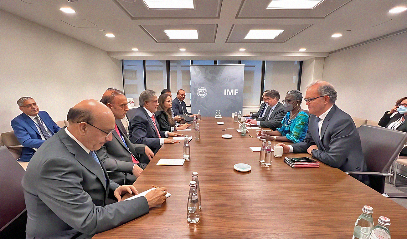 Pakistan Finance Minister Ishaq Dar (third from left) meets Deputy Managing Director of the IMF, Antoinette Sayeh (second right) in Washington, US, on October 13, 2022. (PID)