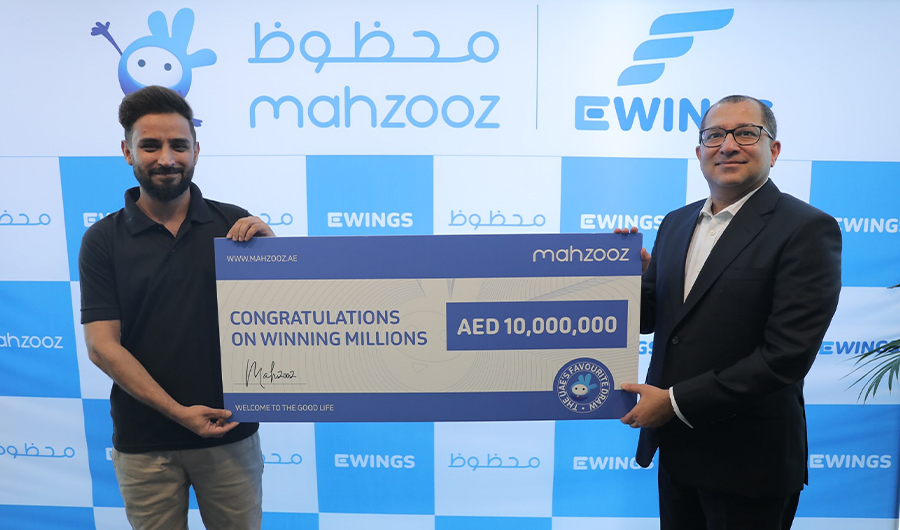 Abu Dhabi-based Pakistani Saad Sultan (left) receives a cheque of AED 10 million after winning the weekly Mahzooz draw on October 6, 2022, in the United Arab Emirates. (Photo courtesy: Mahzooz)