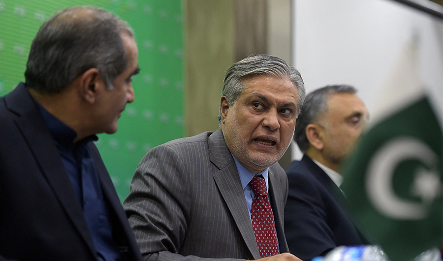 Pakistani Finance Minister Ishaq Dar (C) gives a press conference in Islamabad on July 11, 2017. (AFP/FILE)
