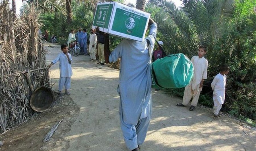 A person carrying relief from King Salman Humanitarian Aid and Relief Center in the flood-affected area of Pakistan on October 17, 2022. (SPA)