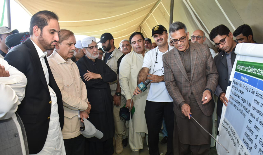 Prime Minister Muhammad Shehbaz Sharif (second left) receives a briefing on the flood relief operations in Sohbatpur, Balochistan on October 17, 2022. (Twitter/@PakPMO)