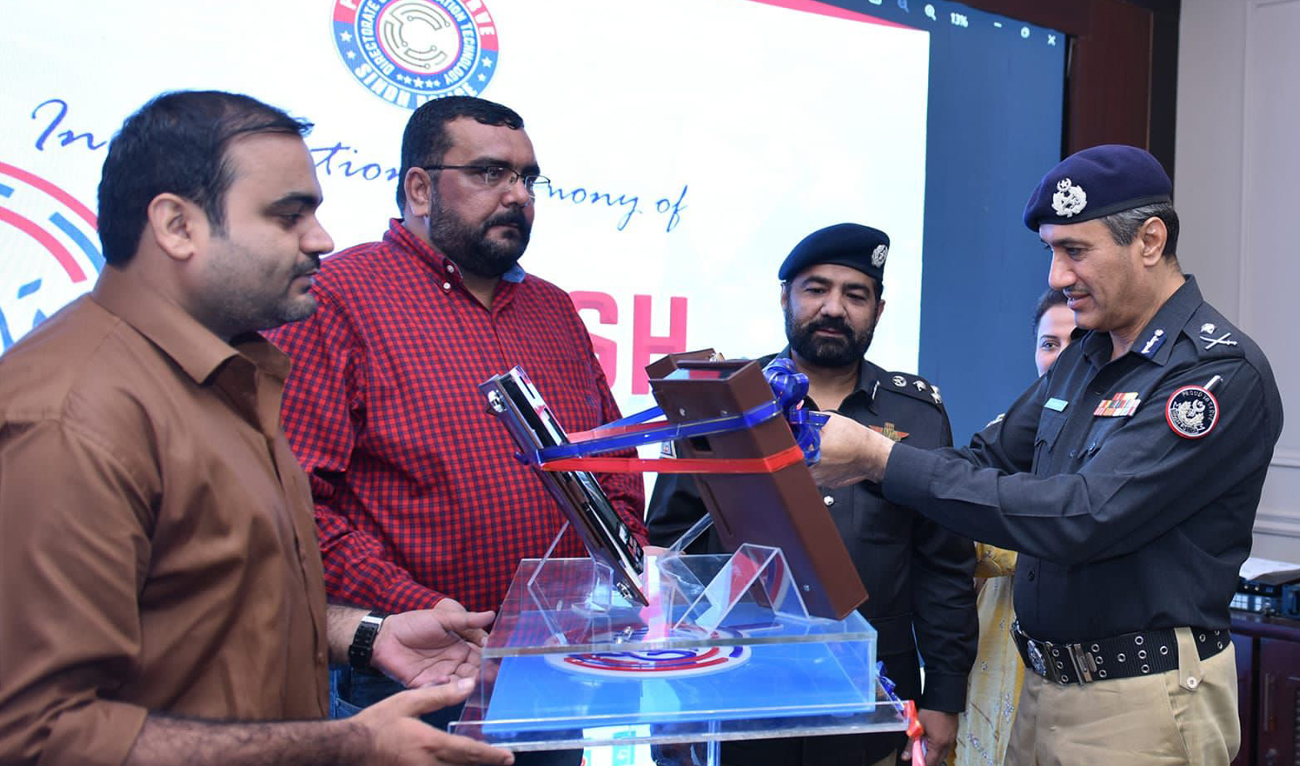 Inspector General Sindh Police Ghulam Nabi Memon launches an app with the central data of wanted criminals at the Central Police Office in Karachi, Sindh on October 17, 2022. (Photo courtesy: Sindh Police)