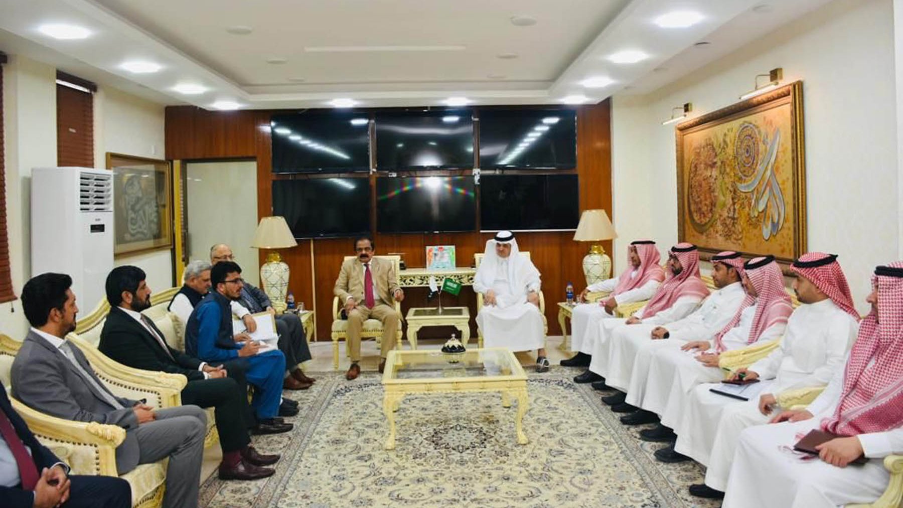 Pakistani interior minister Rana Sanaullah (center right) and Saudi ambassador to Pakistan Nawaf bin Said Al-Malki (center left) meet with the Saudi delegation and Pakistani officials in Islamabad on Oct. 18, 2022. (APP)
