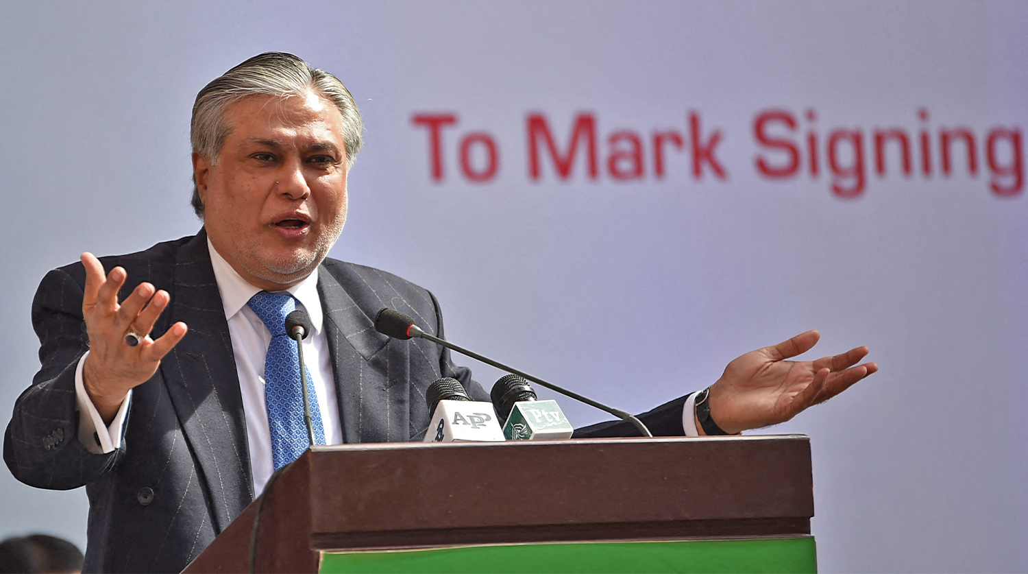 Pakistan's former finance minister Ishaq Dar delivers a speech in Karachi, Pakistan, on January 20, 2017. (AFP/File)