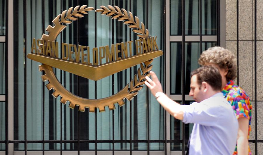 Staff members of the Asian Development Bank step out of the Manila-based lender's headquarters on February 17, 2009. (AFP/File)